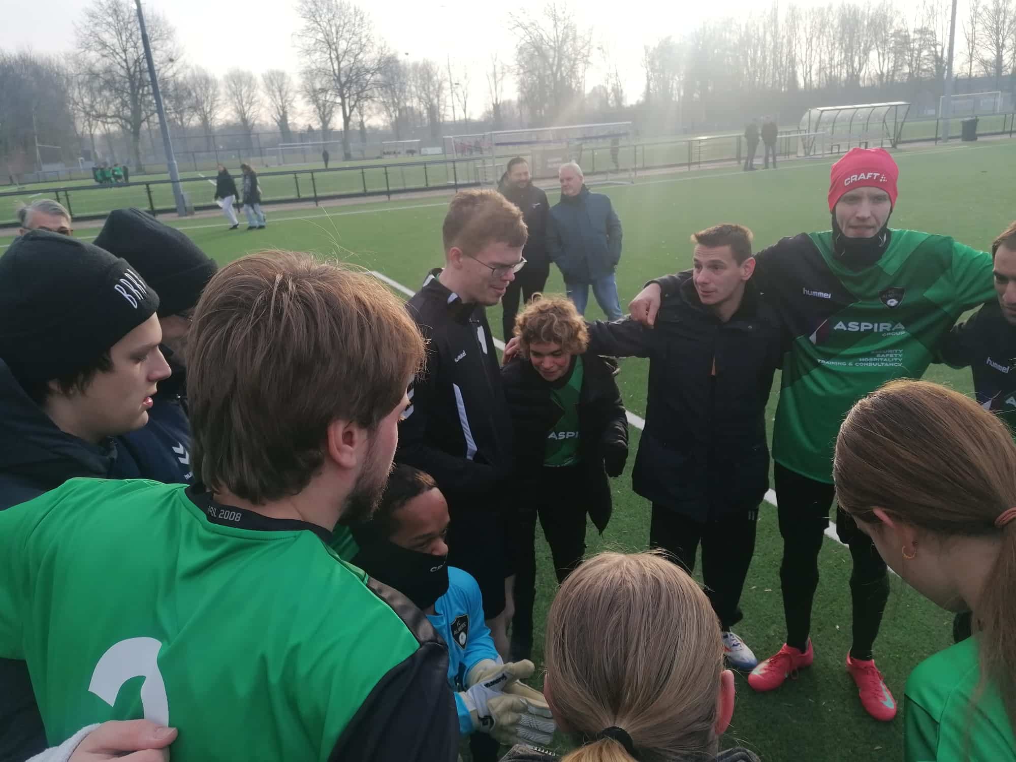 Spelers van FC Almere vieren samen het resultaat