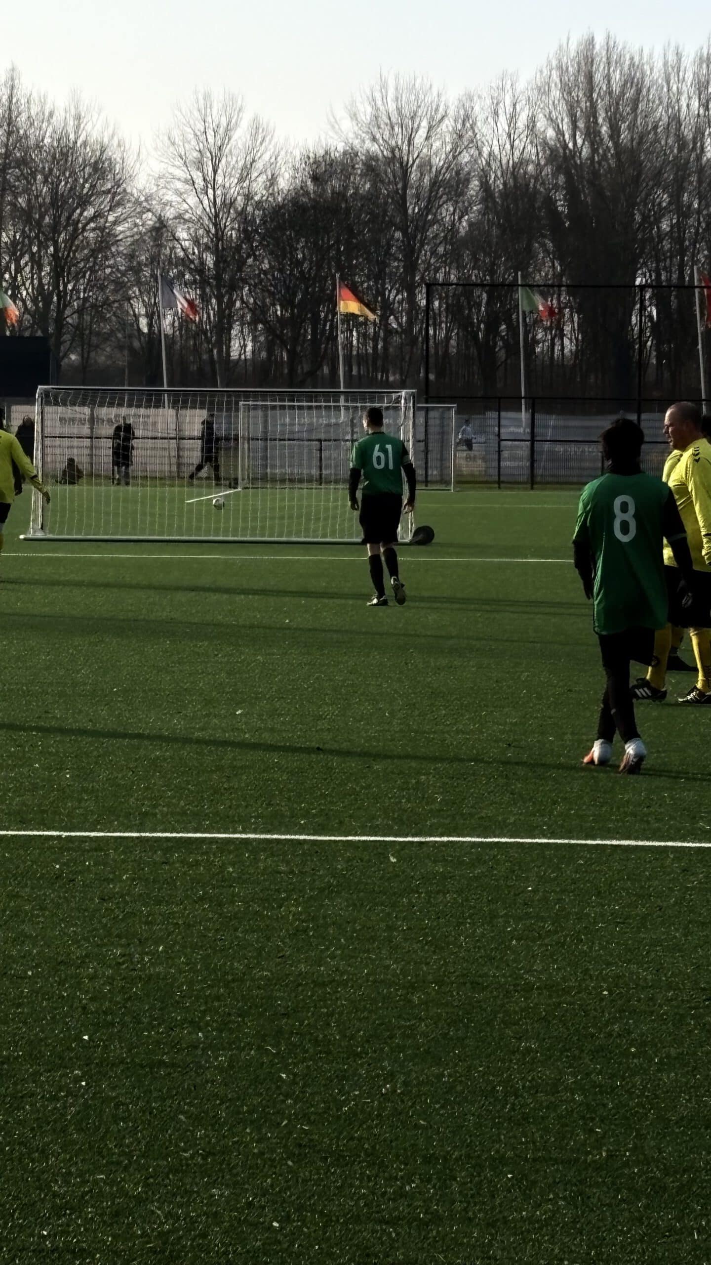 FC Almere G-elftal samen na de wedstrijd